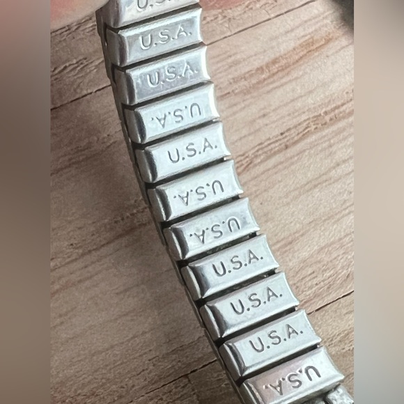 Benrus Ladies Watch Rare Vintage Mechanical Winding 17 Jewels Stretch Bracelet - Picture 8 of 9